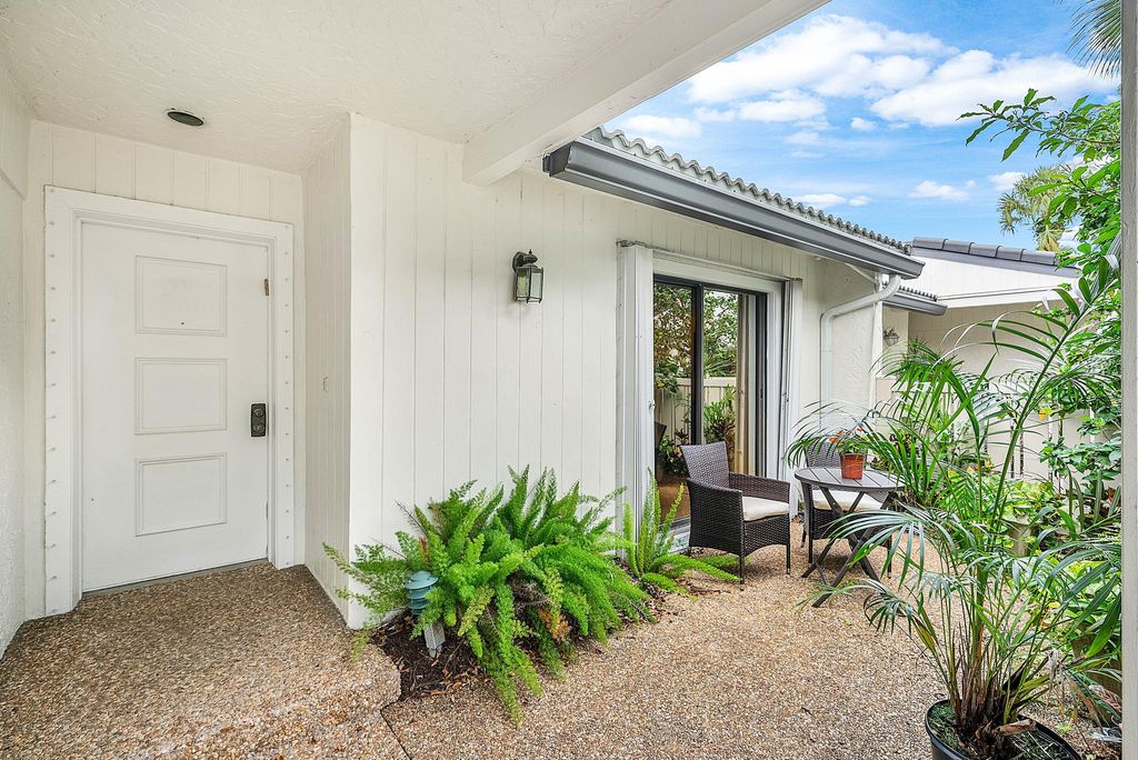 Photo of 14 Brentwood Drive, Boynton Beach, FL 33436 (MLS # R11140057)