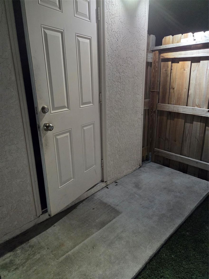 NICE EFFICIENCY, 1 BEDROOM, 1 BATHROOM, NICE KITCHEN. READY TO MOVE IN. THE UNIT HAS ITS OWN PRIVATE ENTRANCE. ALL AGES ARE WELCOME