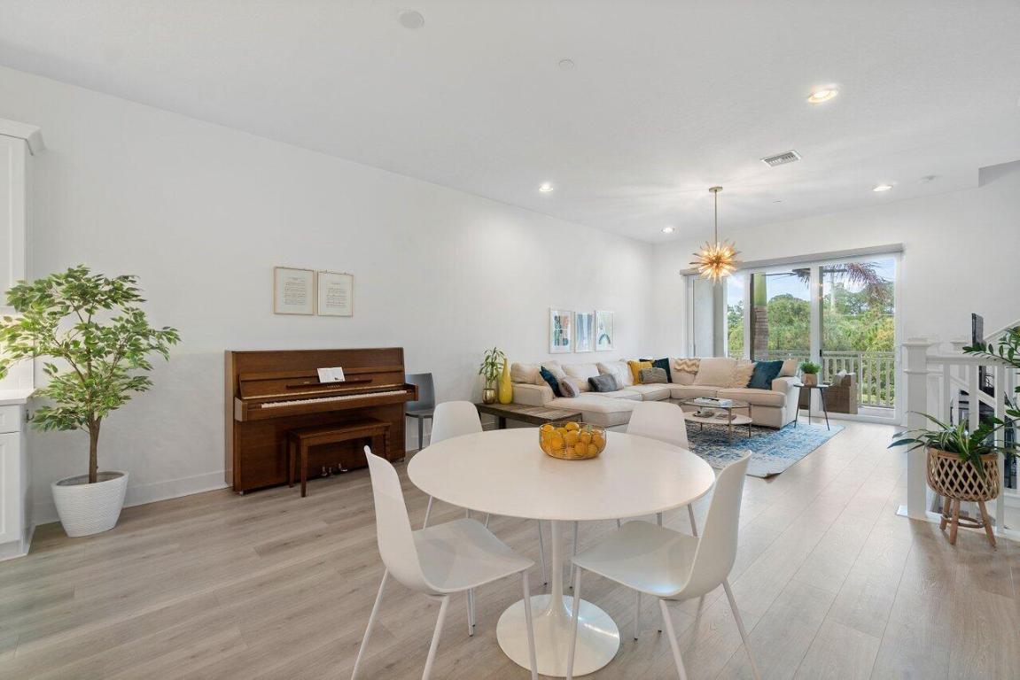 ALTON NEIGHBORHOOD - Residential Lease