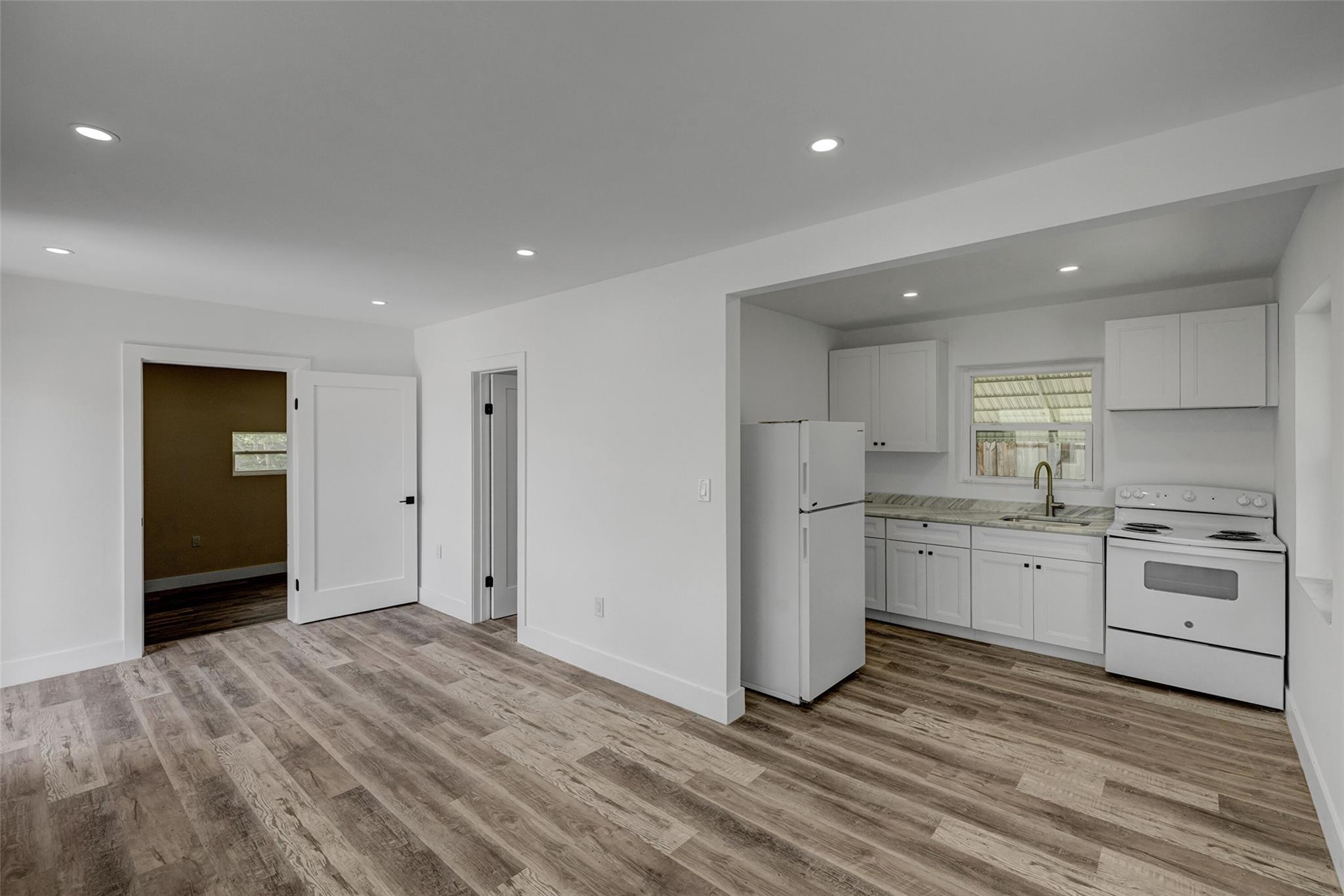 HOLLYWOOD TERRACE AMEN PL - Residential Lease