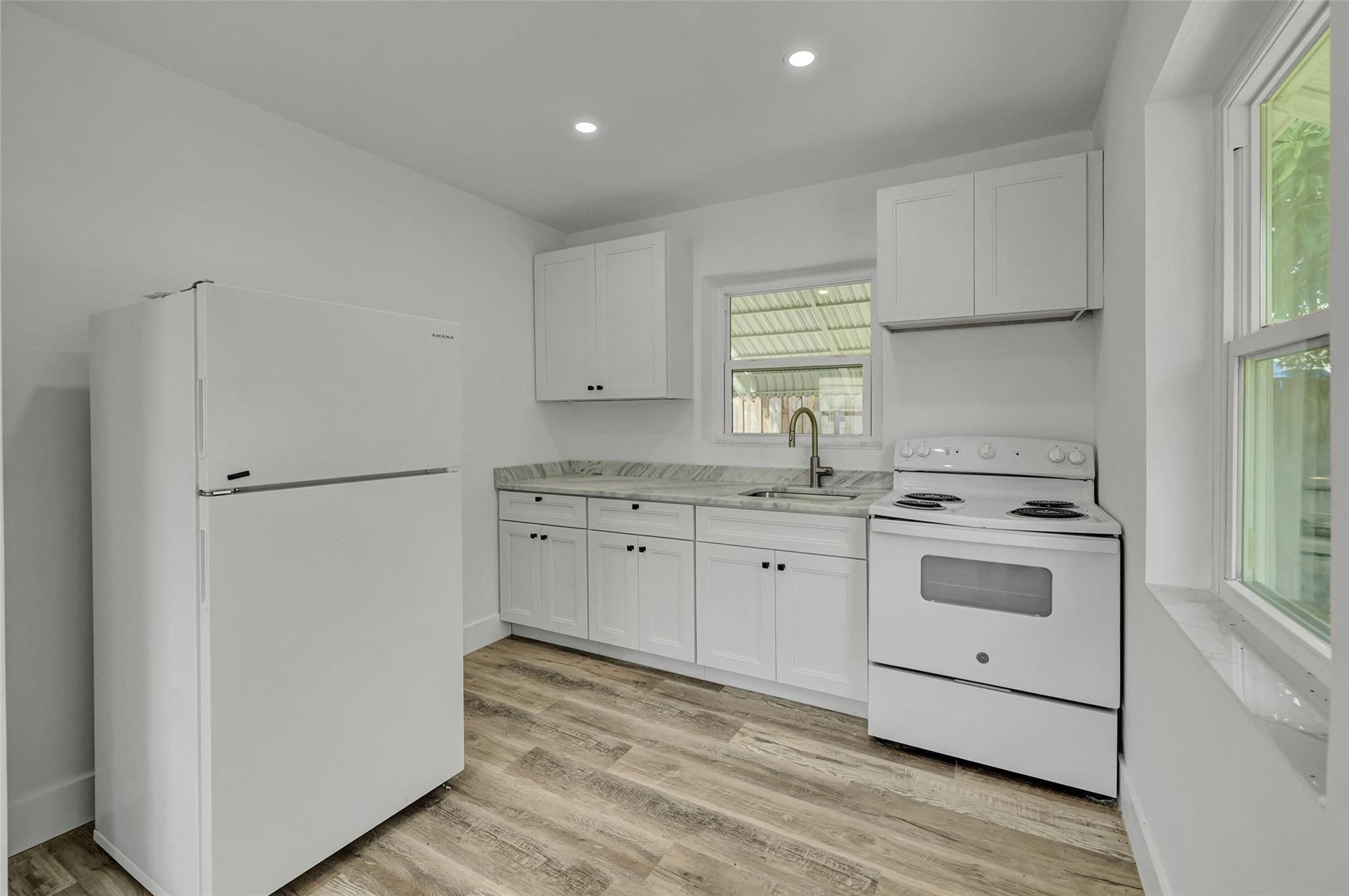 HOLLYWOOD TERRACE AMEN PL - Residential Lease