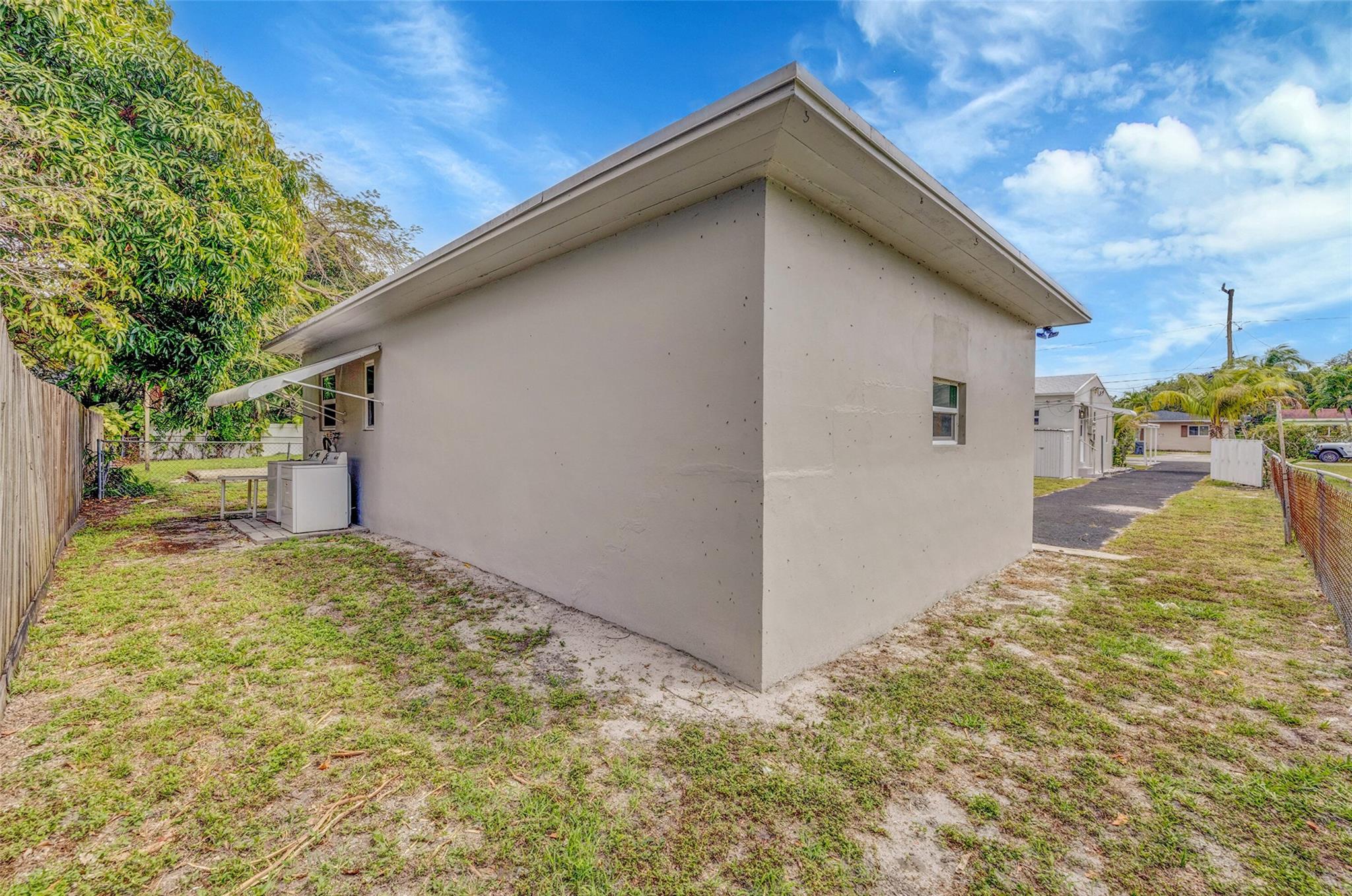 HOLLYWOOD TERRACE AMEN PL - Residential Lease