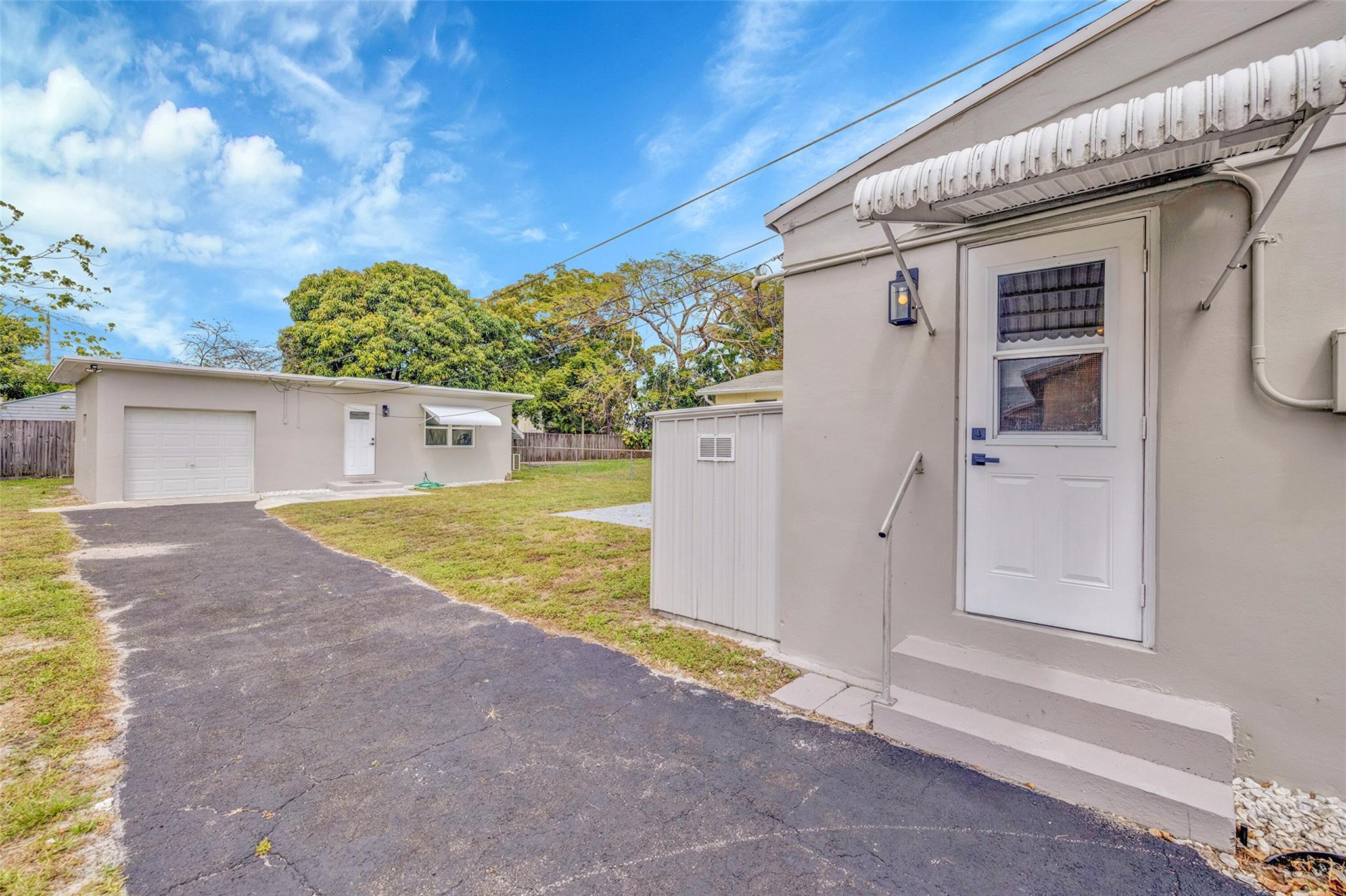 HOLLYWOOD TERRACE AMEN PL - Residential Lease