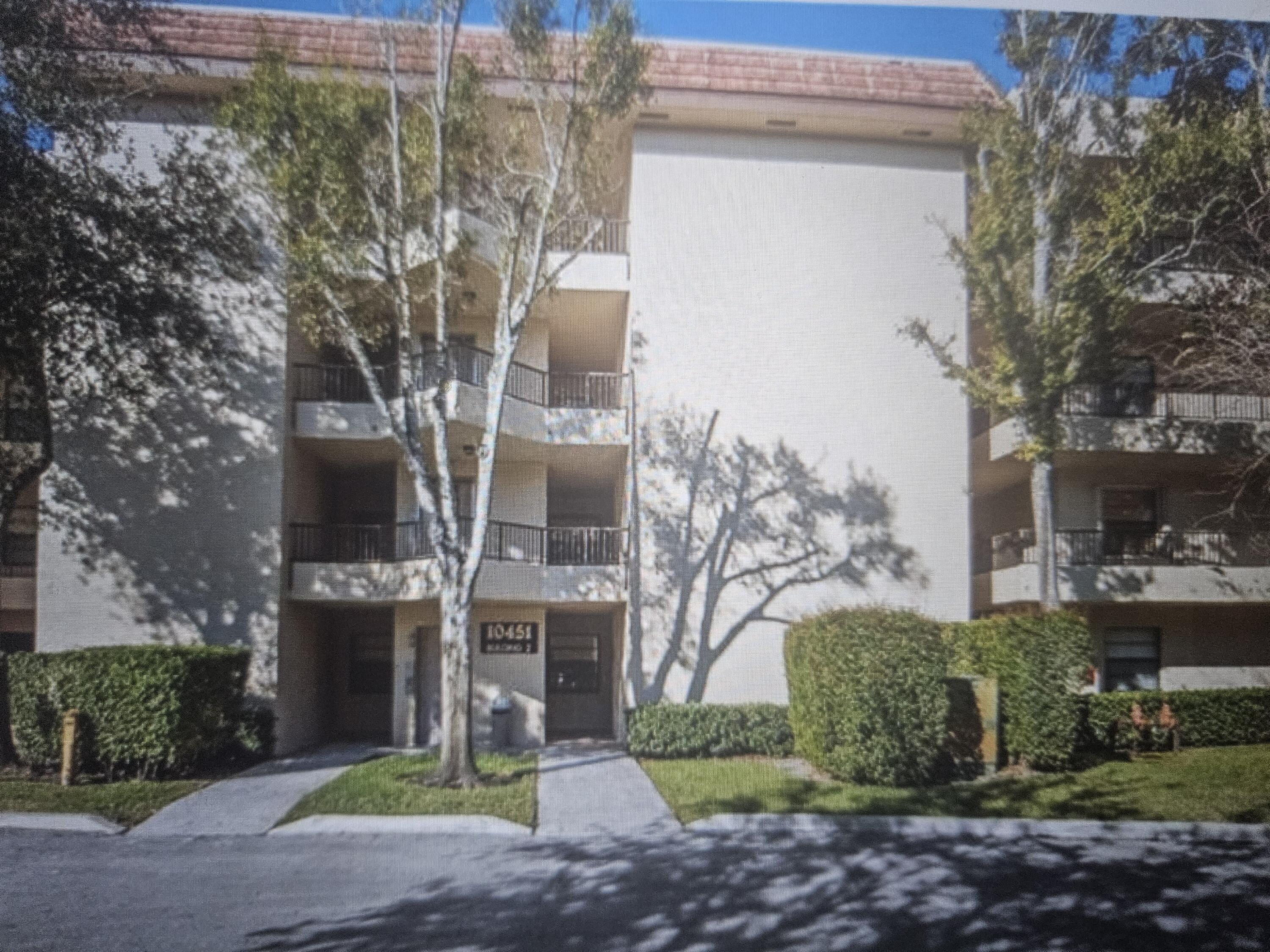 VERY WELL KEPT FIRST FLOOR CONDO . 2 BED/2 BATH IN HEART OF PLANTATION. ENCLOSED PATIO WITH OUTSIDE STORAGE UNIT. MASTER FEATURES BIG WALK IN CLOSET. LOTS OF STORAGE SPACE, A REAL MUST SEE. WILL NOT LAST