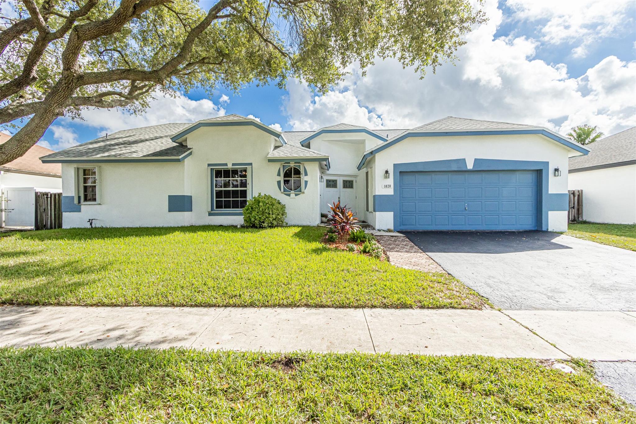 Come see this Beautiful Home in a quiet secluded neighborhood of New Providence.
Spacious floor plan, Vaulted ceilings, Recently painted (inside & out)
NEW Roof with a 10 yrs. warranty & 50 yr. Leak proof warranty. installed on 7/1/2025
GAF shingles & leak barrier.
A/C 2015, Washer & dryer 2024
Great access to schools, Interstate, Sawgrass Mall, & Airport.