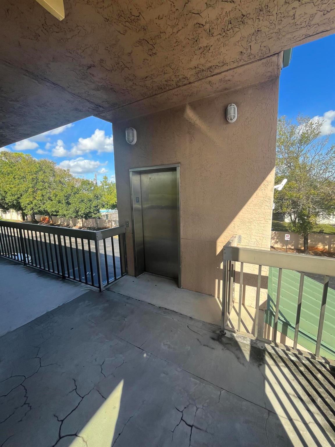 TROPICAL SUITE OFFICE CON - Commercial Lease