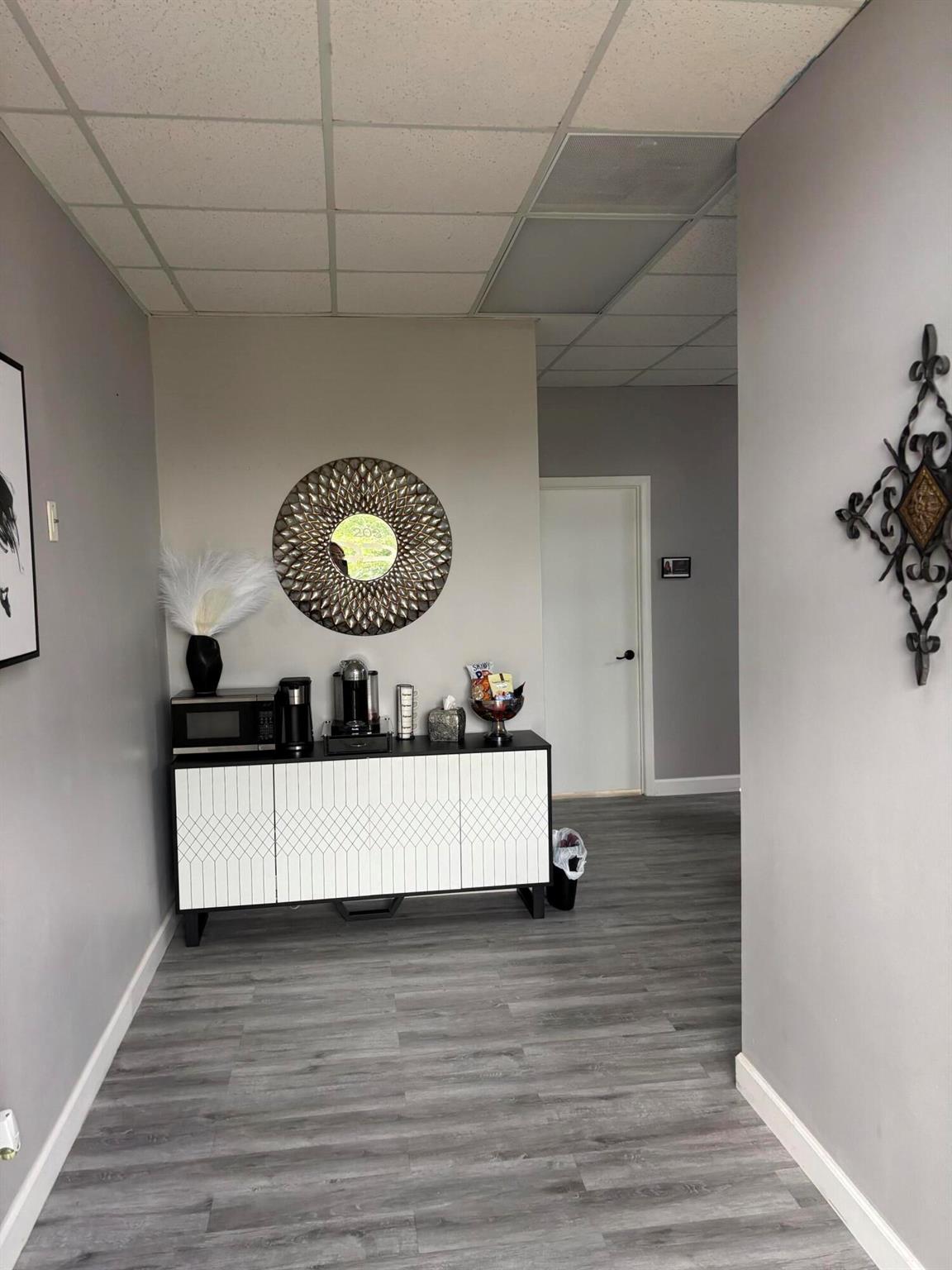 TROPICAL SUITE OFFICE CON - Commercial Lease
