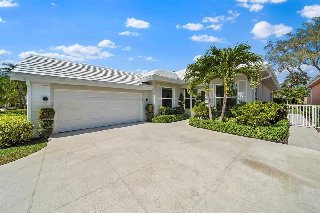 Photo of 8683 Wakefield Drive, Palm Beach Gardens, FL 33410 (MLS # R10870811)