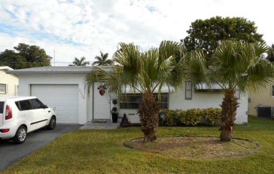 GREAT NEIGHBORHOOD! Located in Gold Key Villas West subdivision.  Walk steps to beautiful community pool! Freshly Painted and ready to move- in. 2/1/1. Property As-is, Washer/Dryer hook up only. First, last and security deposit required. Pets welcome with additional Pet Security deposit.  Tenant must submit application to HOA.