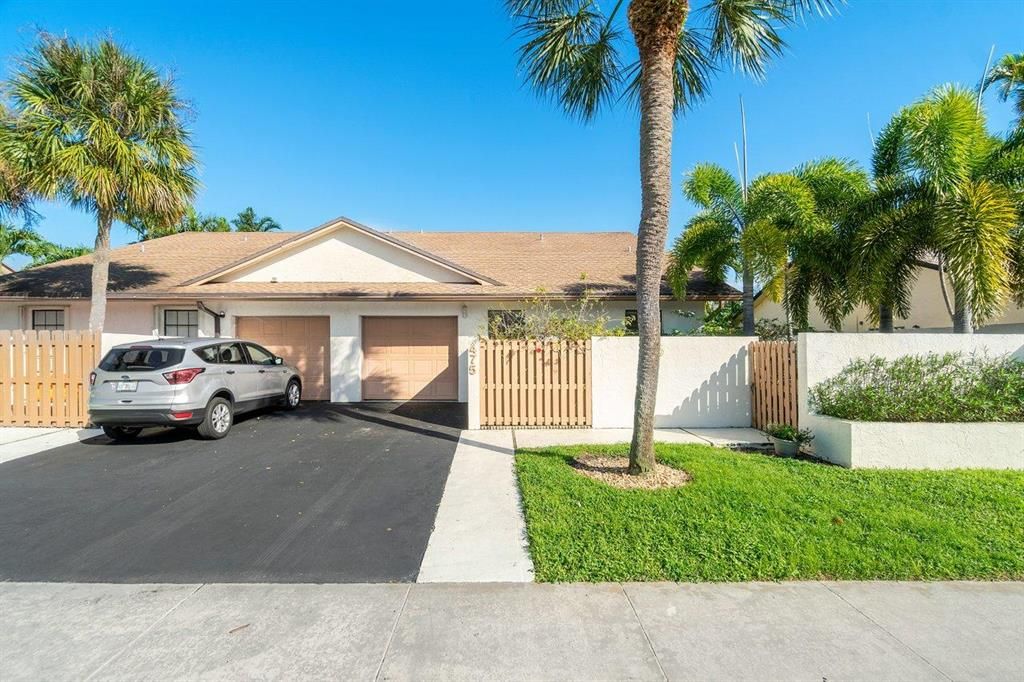 Photo of 475 SW 28th Avenue, Delray Beach, FL 33445 (MLS # R10694935)