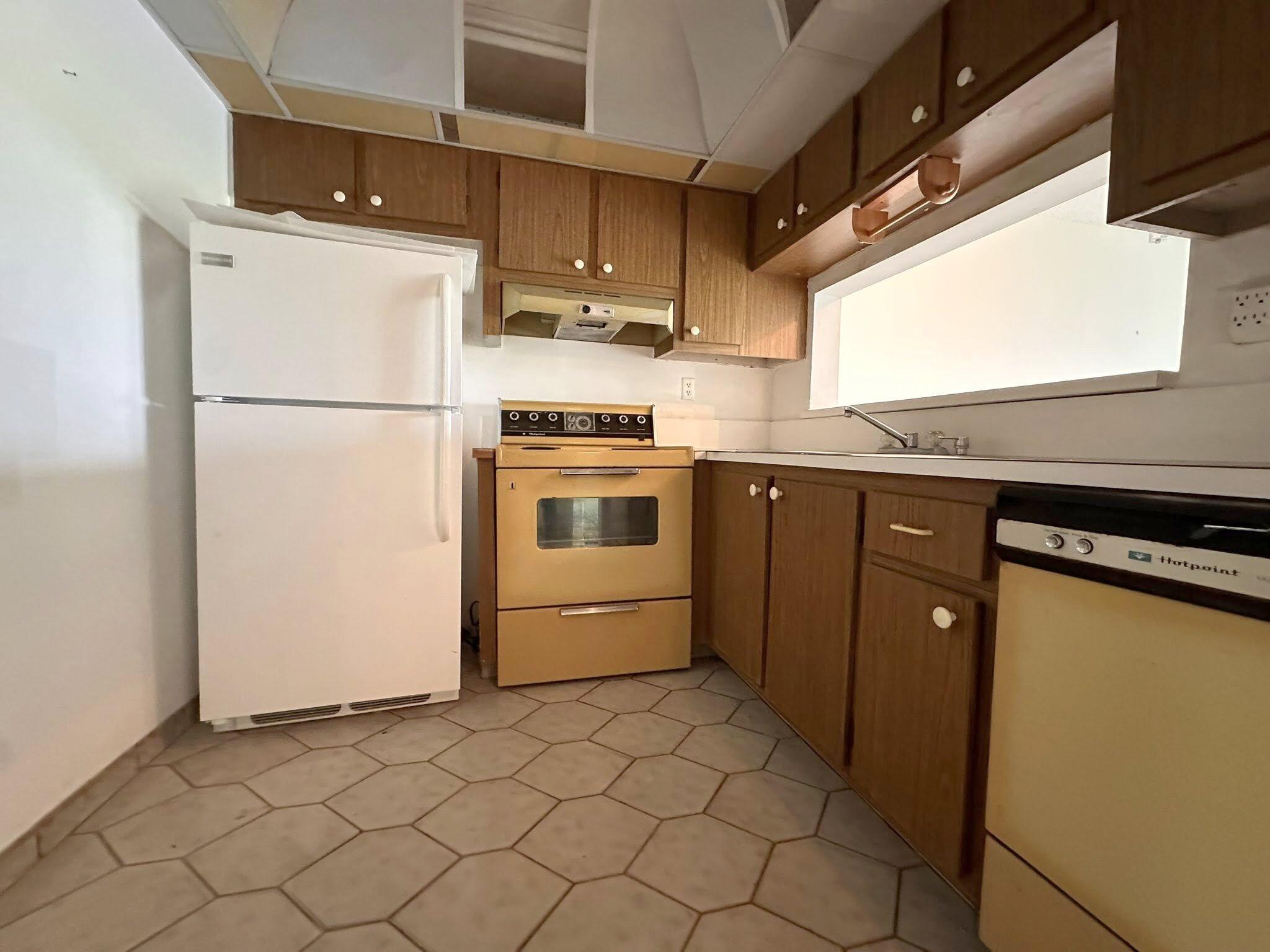 LIME BAY CONDOMINIUM 4 - Residential