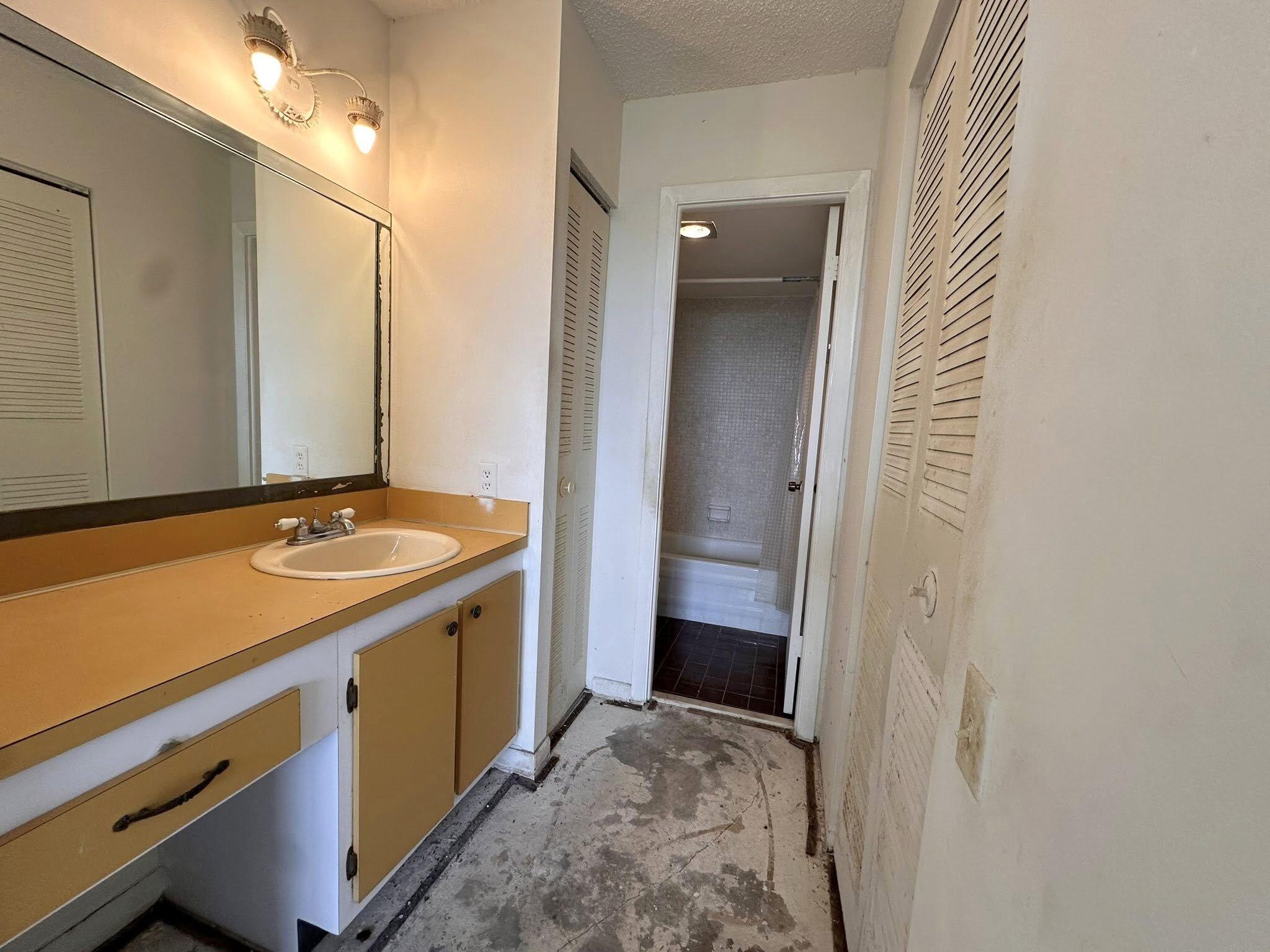 LIME BAY CONDOMINIUM 4 - Residential