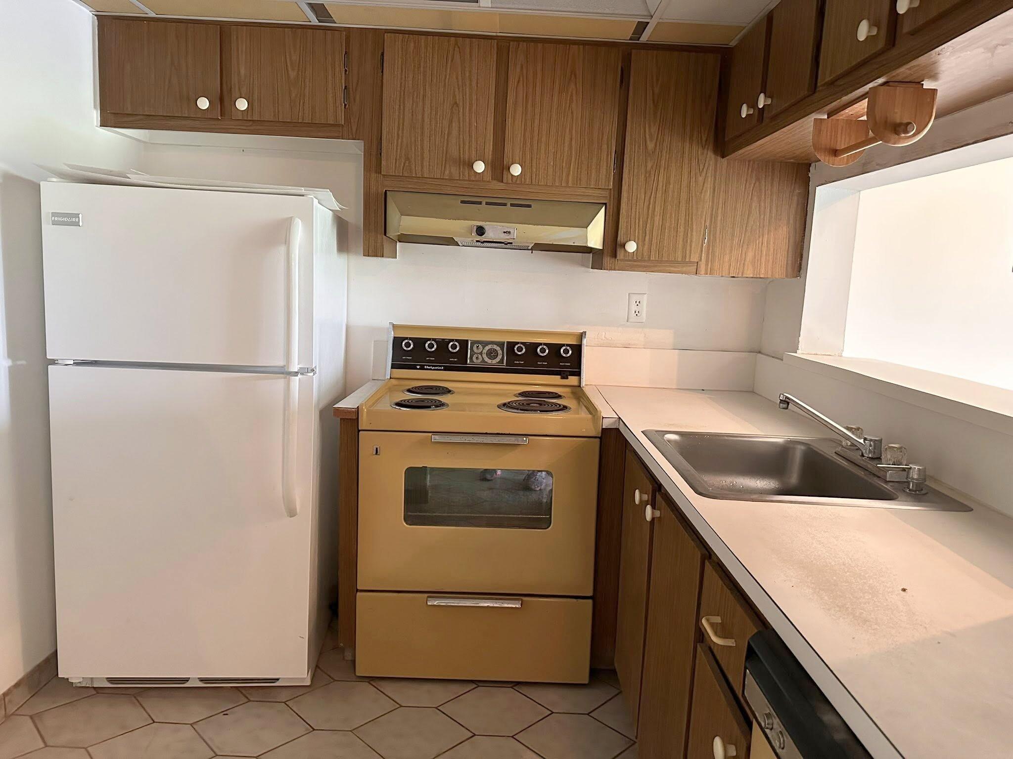 LIME BAY CONDOMINIUM 4 - Residential