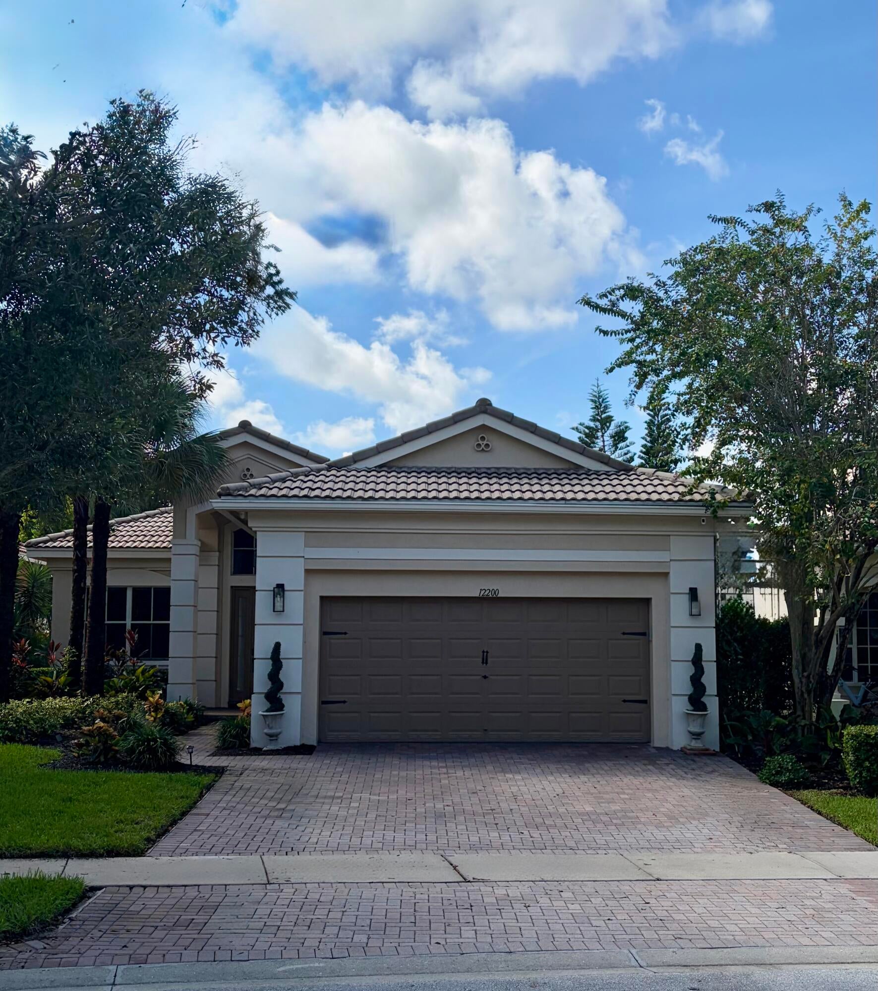12200 NW 77TH Manor
