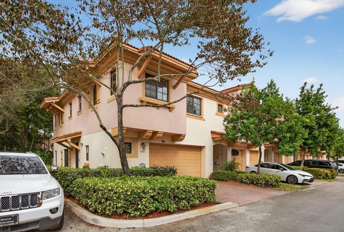 4751 Grand Cypress Circle N