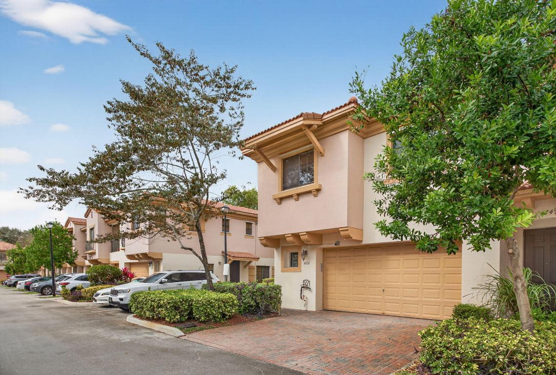 4751 Grand Cypress Circle N