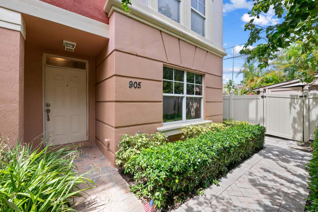 Photo of 1033 NE 17th Way #905, Fort Lauderdale, FL 33304 (MLS # B26048851)