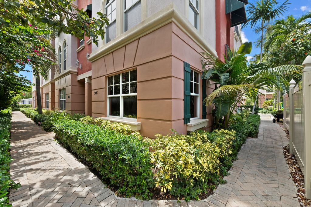 Photo of 1033 NE 17th Way #905, Fort Lauderdale, FL 33304 (MLS # B26048851)
