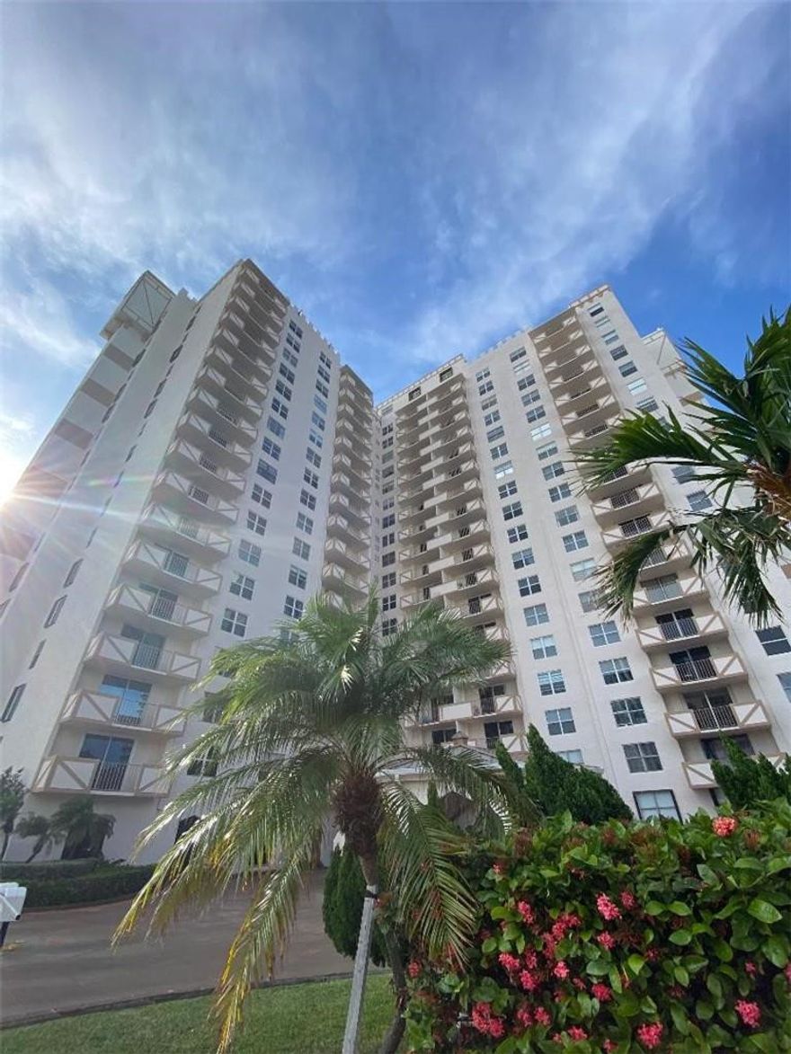 HALLANDALE BEACH- PRINCE GEORGE. HUGE 2 BEDROOM 2 BATHROOM CORNER UNIT, BEAUTIFUL INTERCOASTAL VIEWS THROUGHOUT ENTIRE APARTMENT, LARGE MASTER W/ SOAKER TUB & SEPERATE SHOWER. UNIT IS IN TOOTHBRUSH READY CONDITION, UPDATED THROUGHOUT, PERFECT TO MAKE IT YOUR HOME. HALLANDALE BEACH- PRINCE GEORGE. HUGE 2 BEDROOM 2 BATHROOM CORNER UNIT, BEAUTIFUL INTERCOASTAL VIEWS THROUGHOUT ENTIRE APARTMENT.