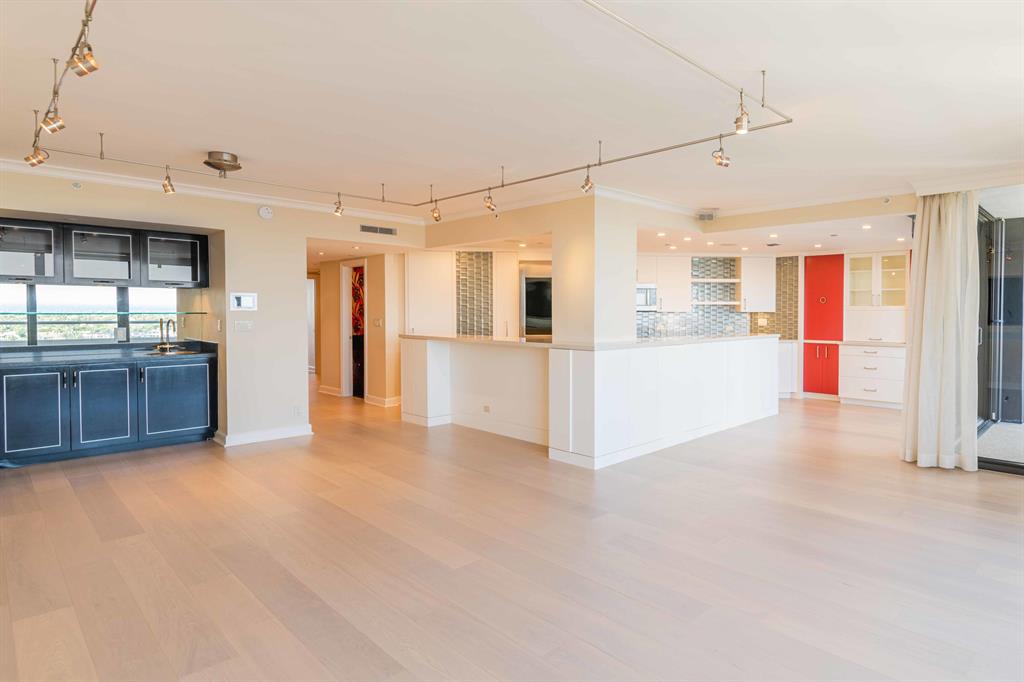 TRUMP PLAZA - Residential