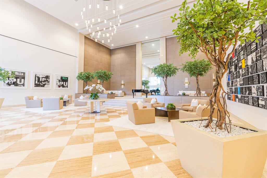 TRUMP PLAZA - Residential