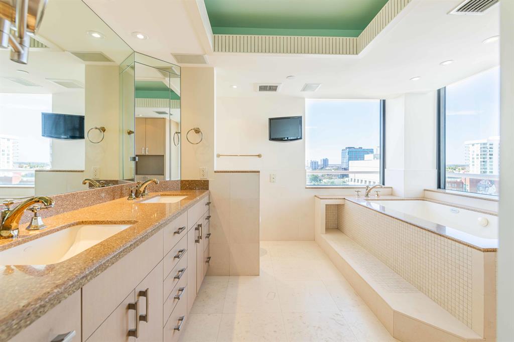 TRUMP PLAZA - Residential