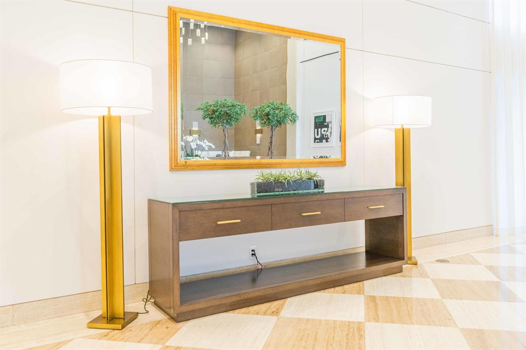 TRUMP PLAZA - Residential