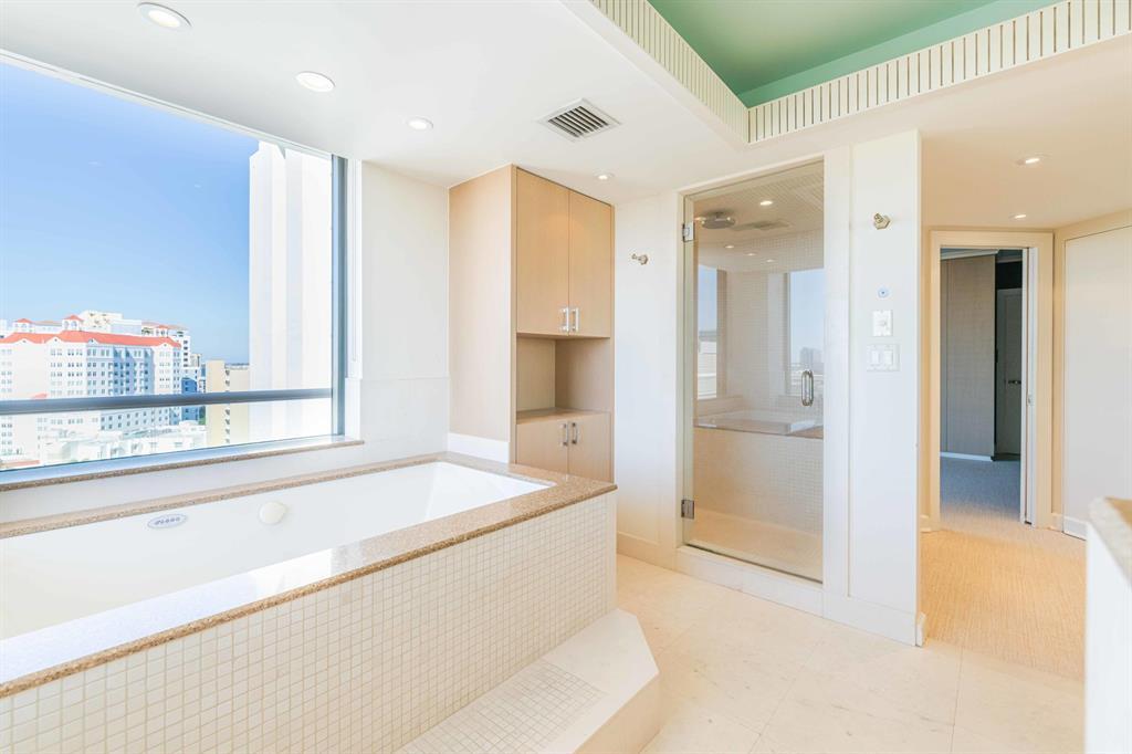 TRUMP PLAZA - Residential