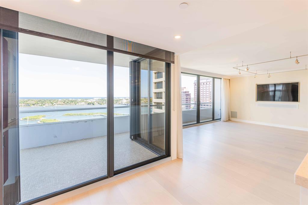 TRUMP PLAZA - Residential