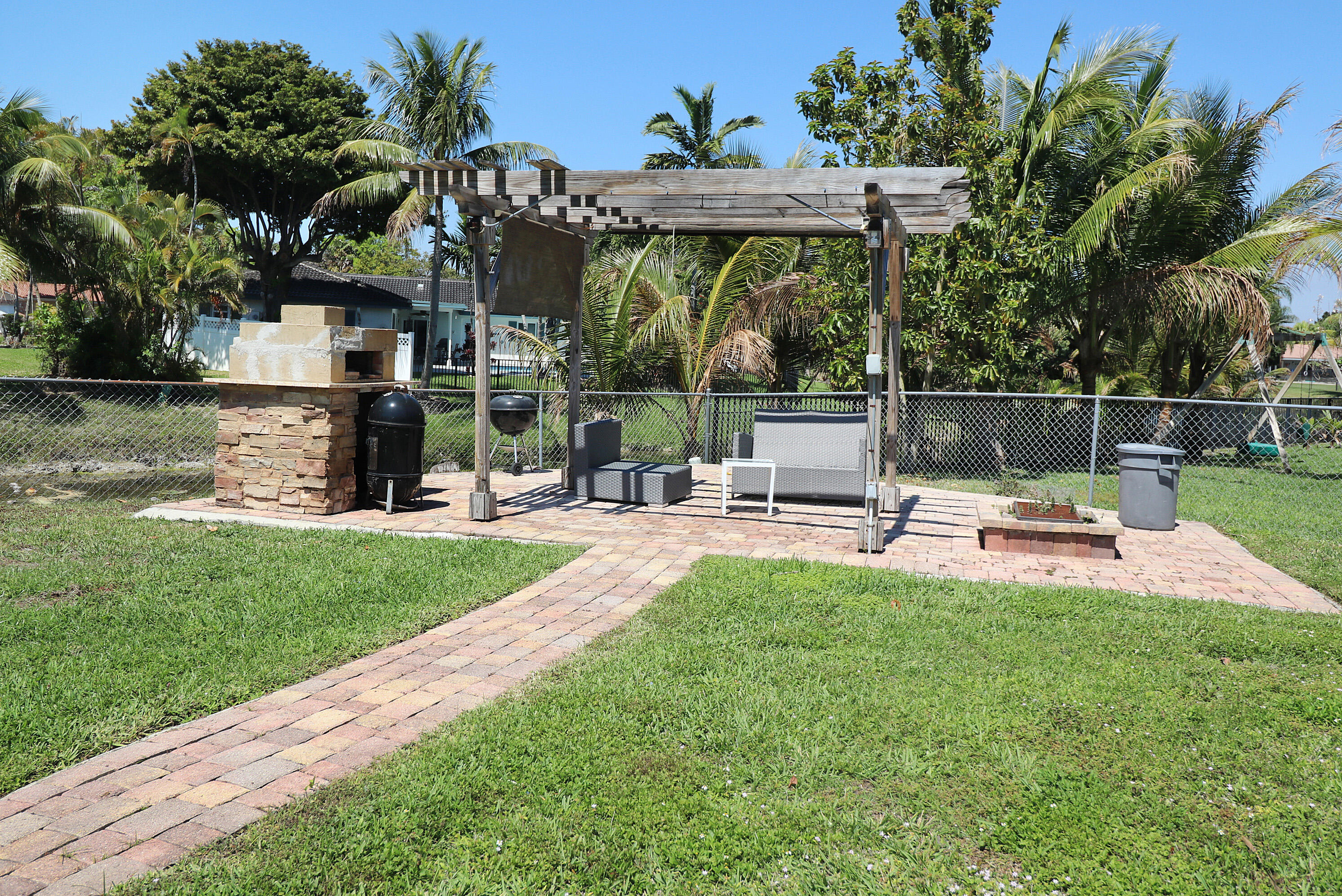 CORAL SPRINGS LAKES - Residential