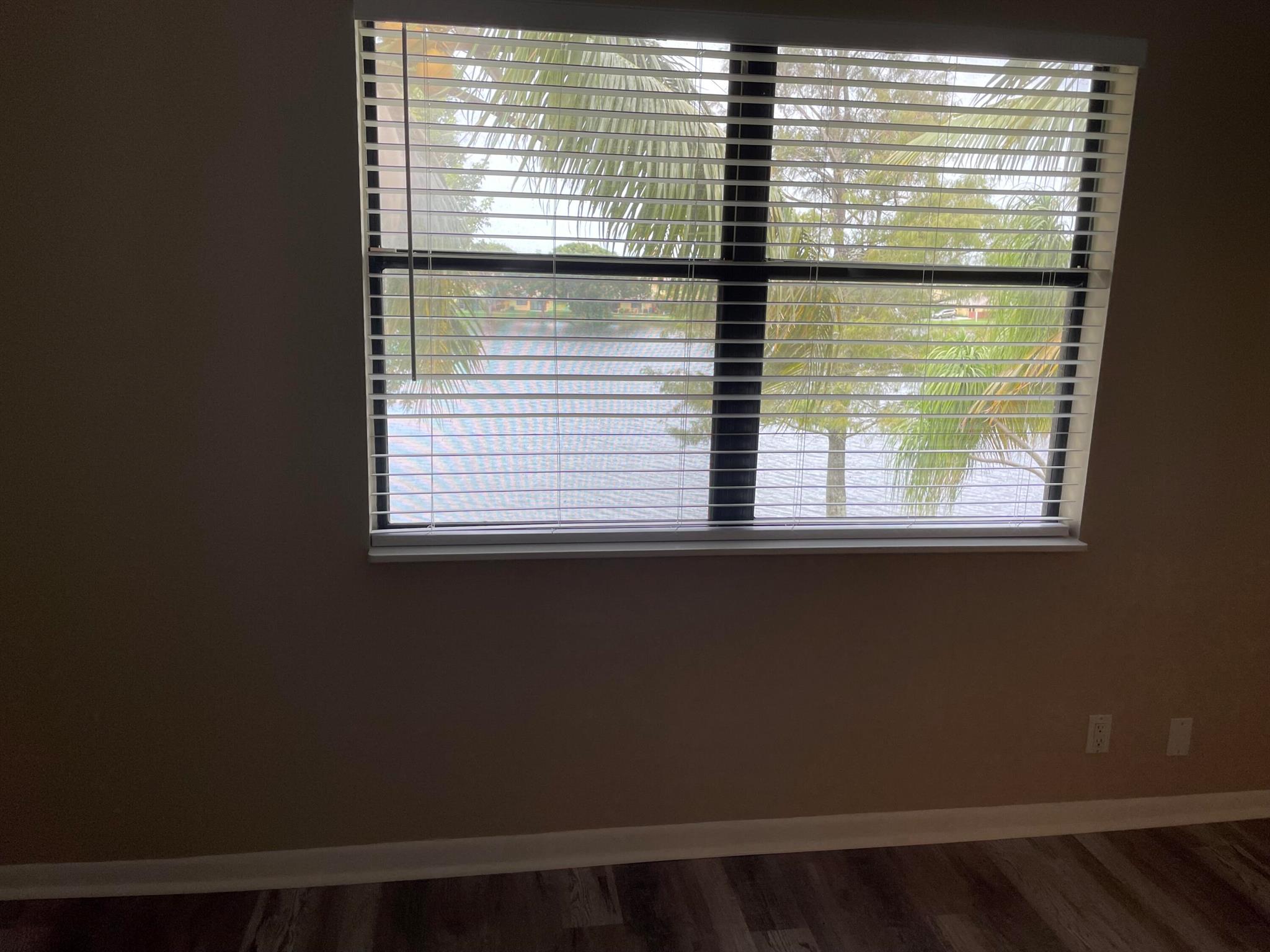 COUNTRY LAKE - Residential