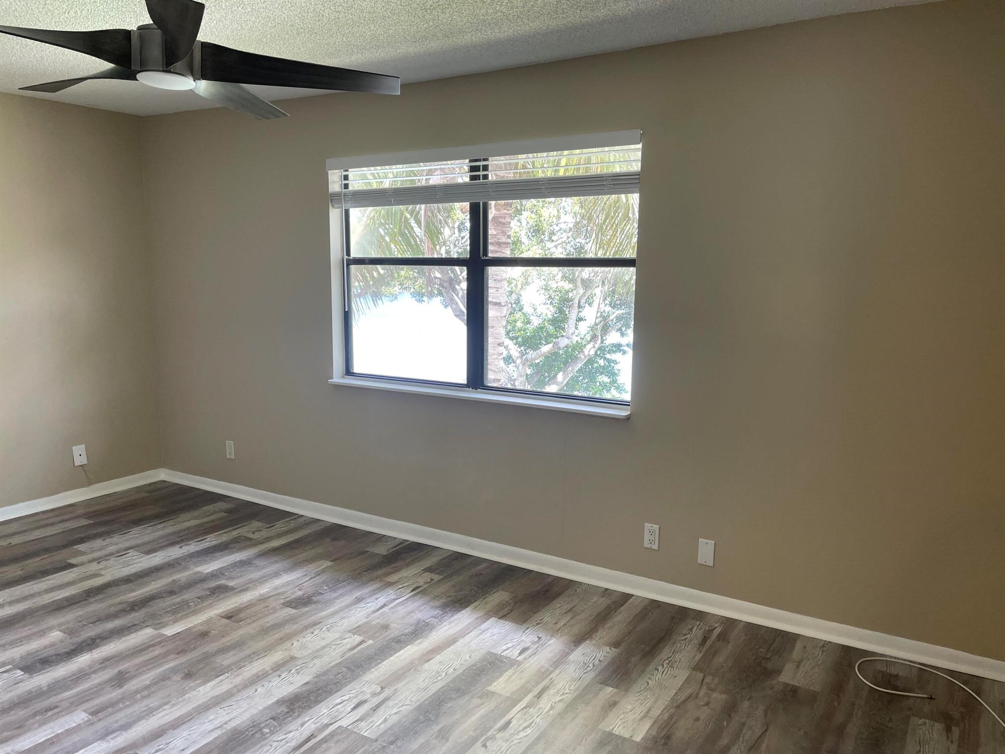 COUNTRY LAKE - Residential