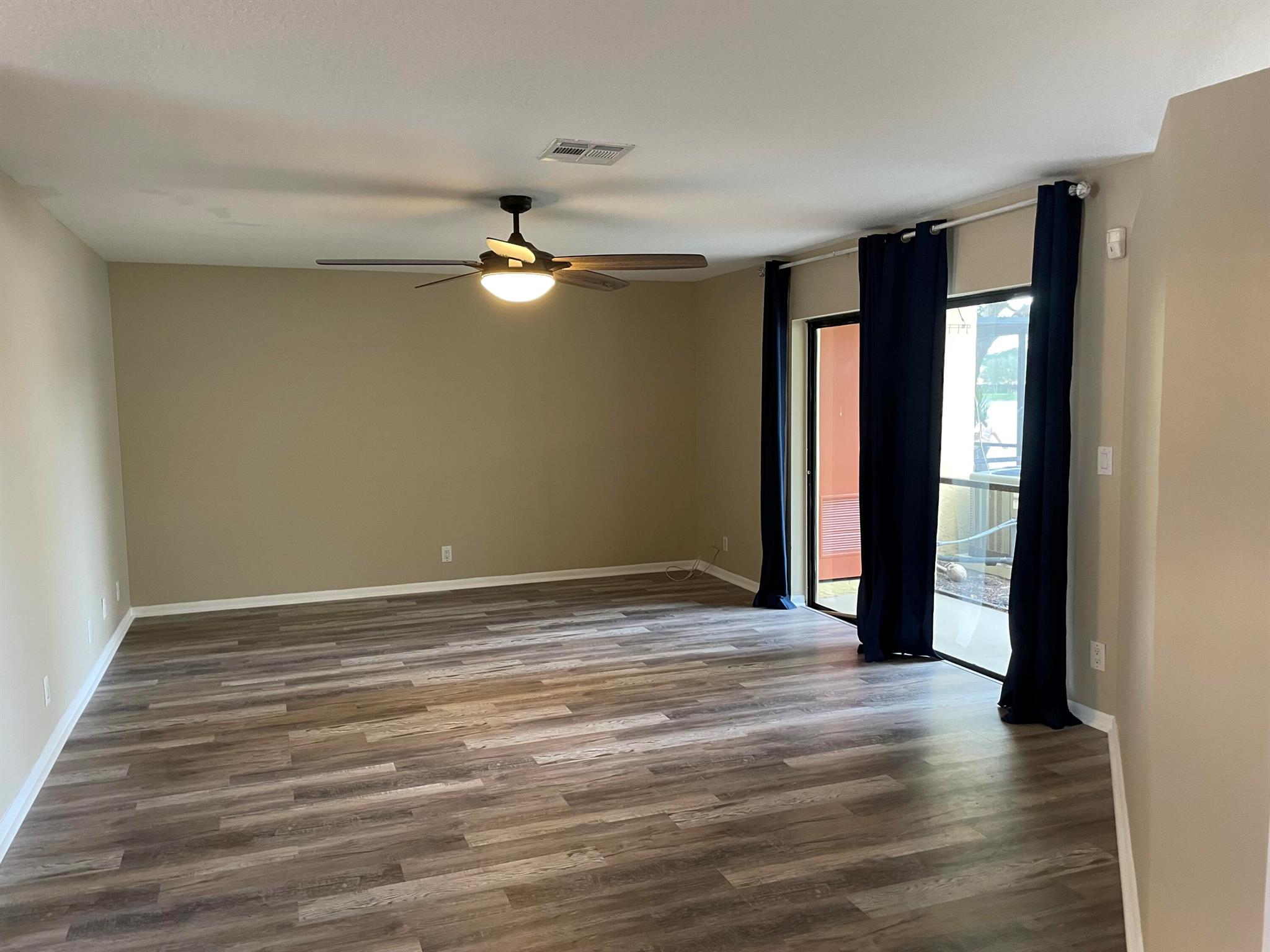 COUNTRY LAKE - Residential