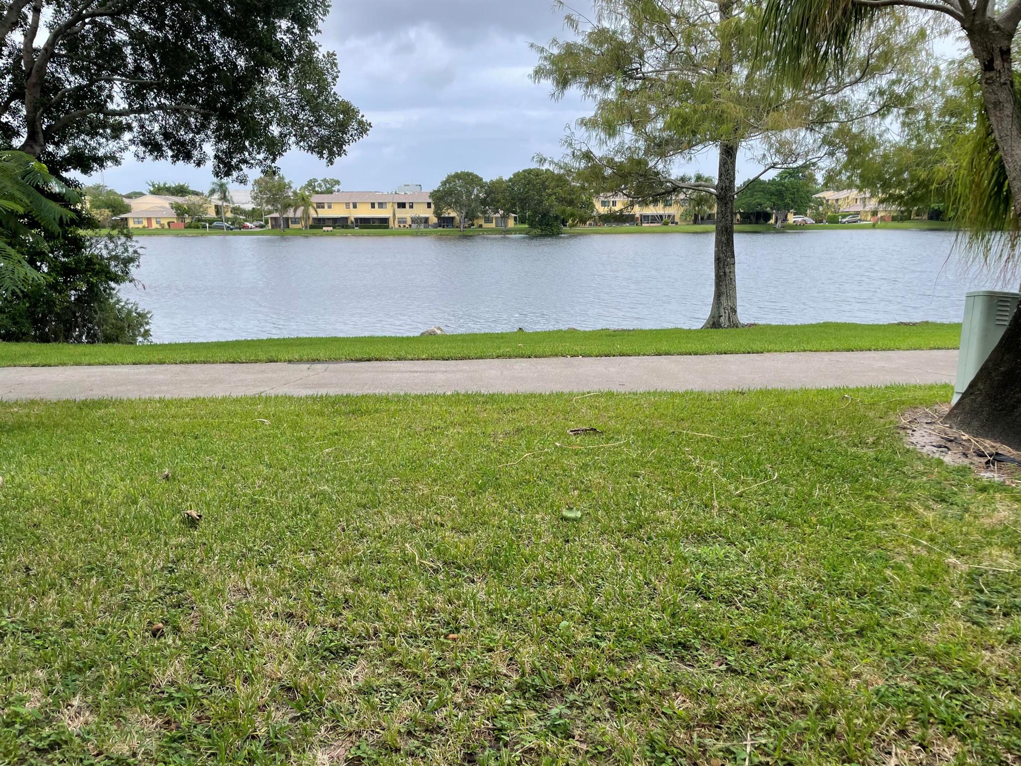 COUNTRY LAKE - Residential