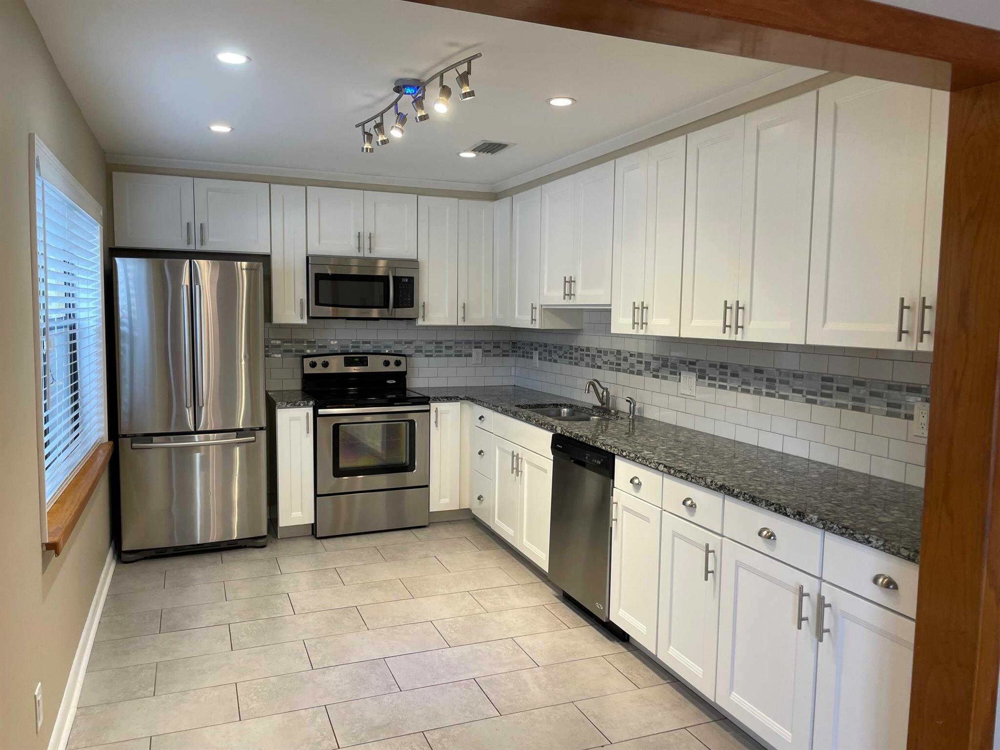 COUNTRY LAKE - Residential