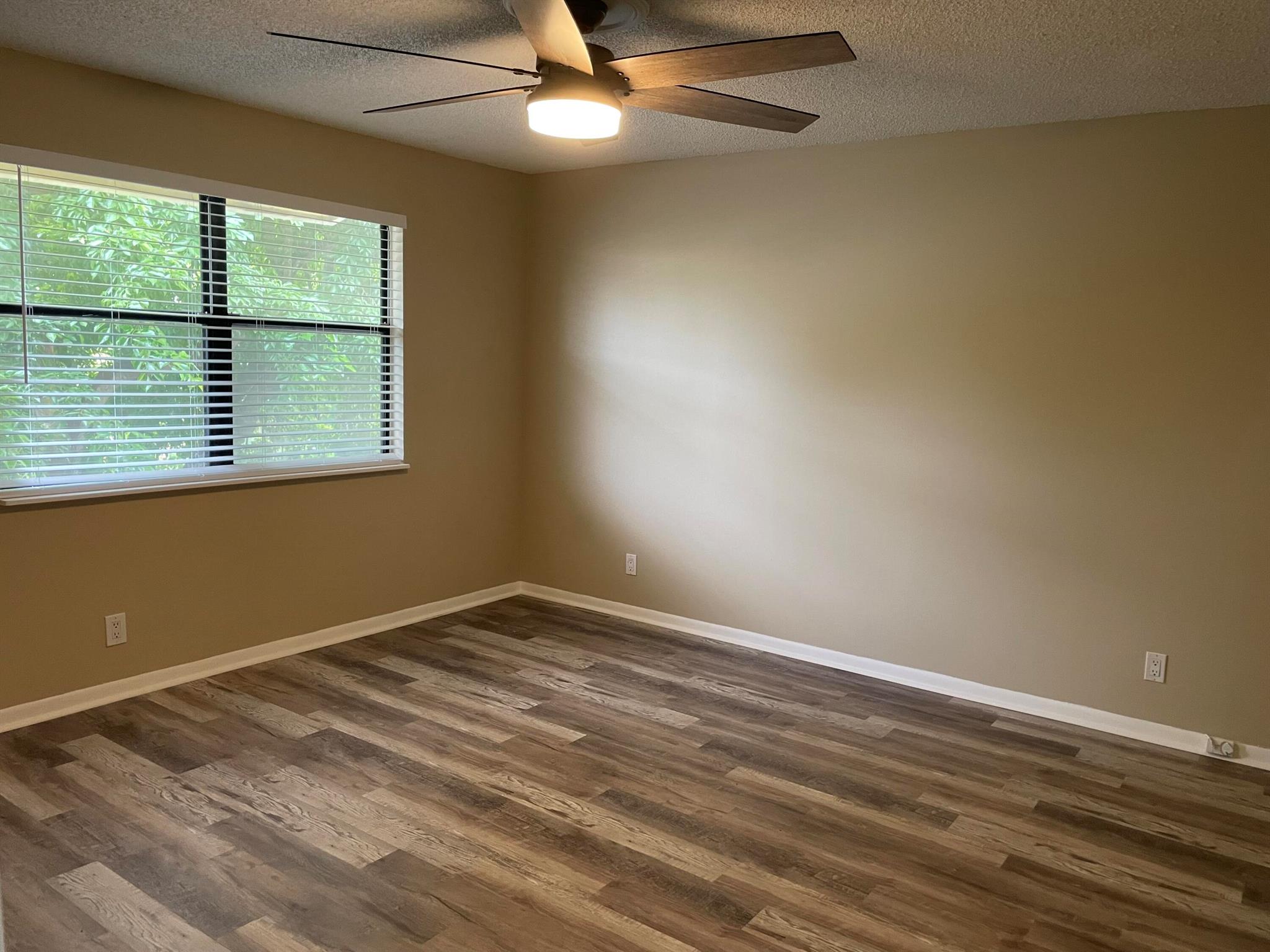 COUNTRY LAKE - Residential