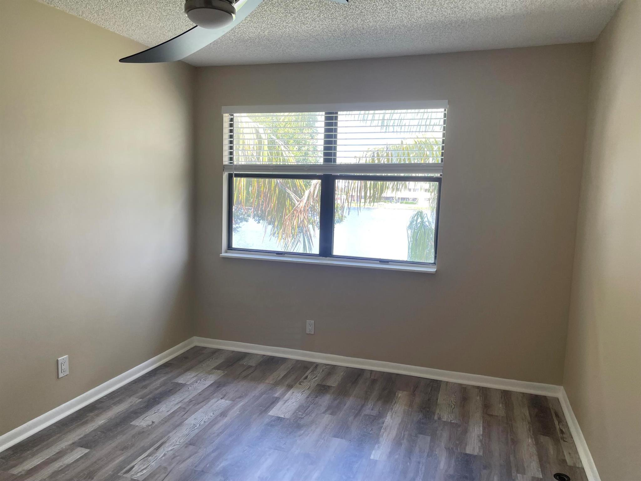 COUNTRY LAKE - Residential