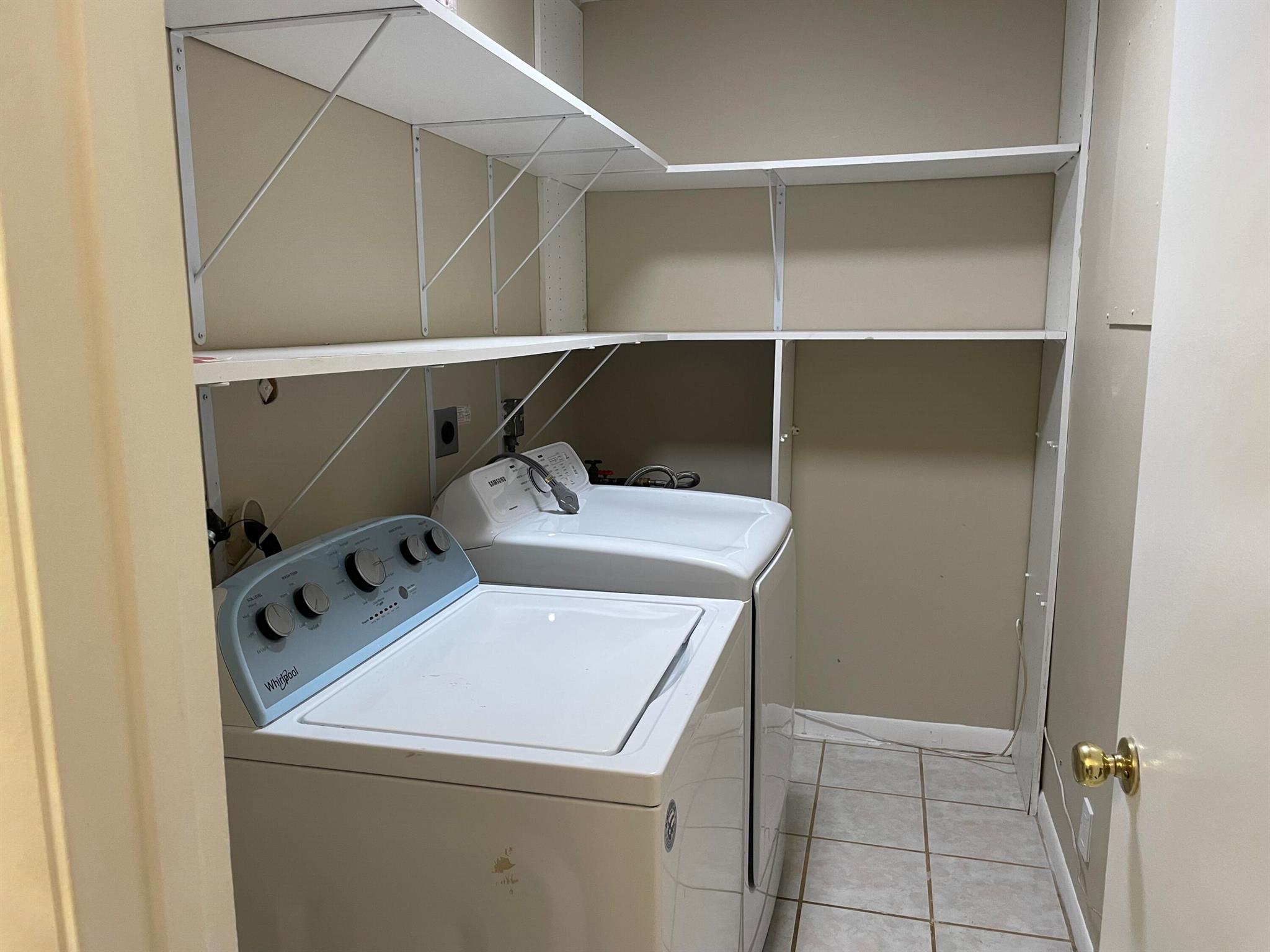 COUNTRY LAKE - Residential