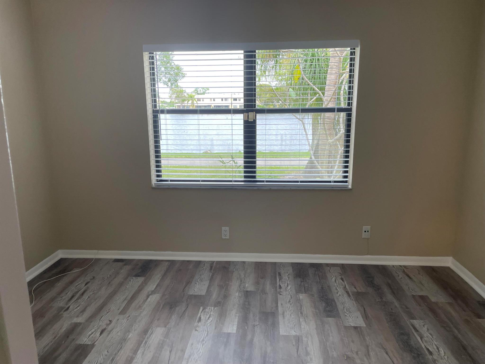 COUNTRY LAKE - Residential