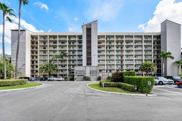 2205 S CYPRESS BEND DR APT 302, POMPANO BEACH, FL 33069 - Image 3e30ca8fc60ecd2f35ab5274ba30cc39/1053064106