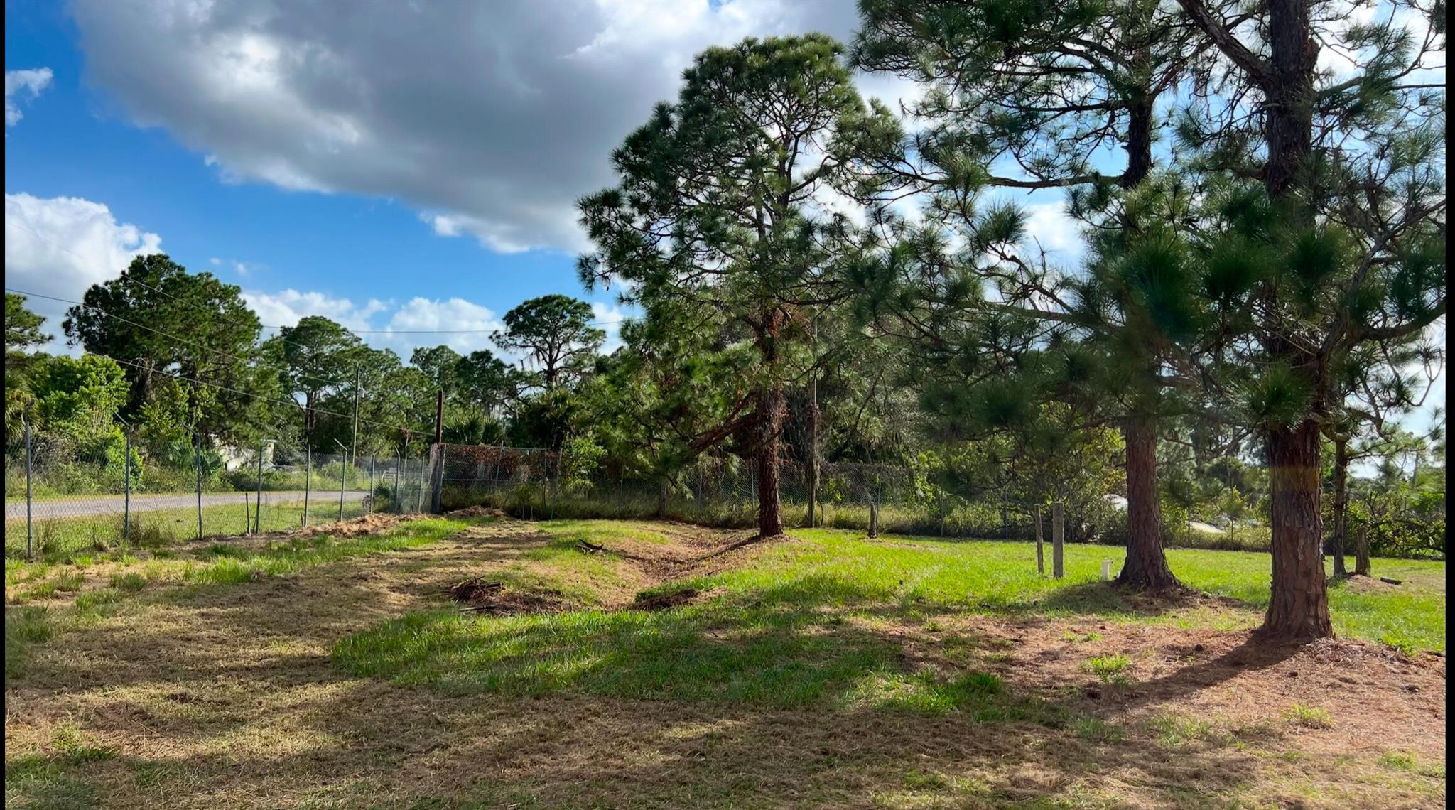 Unique opportunity! 1.09 acres Parcel. We offer for sale this land that has all the necessary services so you can build the house of your dreams or install your manufactured home. This land is ideal for those looking for a space ready to live and enjoy the tranquility of life in the country. Featured 1. Clear water well: You will not have to worry about the water supply.. 2. Septic tank: The land already has a sanitation system with a septic tank. 3. Electrical Poles Totally Fence and The land has been leveled, which simplifies construction and saves you time and effort in preparing the ground.