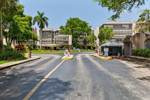 Tiny photo for 2818 N 46th Avenue #K387, Hollywood, FL 33021 (MLS # B26045061)