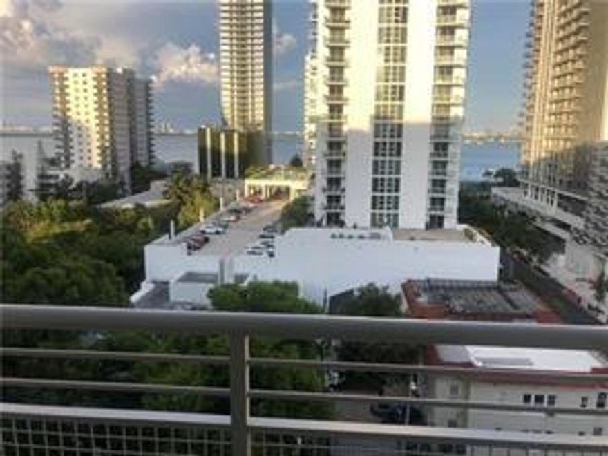 Great Bay views! Excellent apartment with washer and dryer in the unit. Higher than average ceilings,granitecounter tops in the kitchen, stainless steel appliances. One bedroom and a den plus balcony. Building hasa nicepool deck and Jacuzzi, sauna room and gym. Close to Downtown, Midtown and Wynwood.