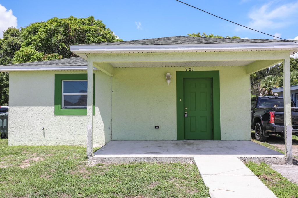 Photo of 701 N 17th Street, Fort Pierce, FL 34950 (MLS # R10998425)