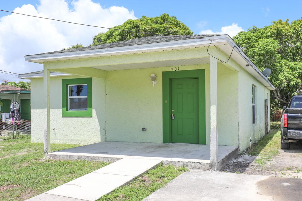 Photo of 701 N 17th Street, Fort Pierce, FL 34950 (MLS # R10998425)