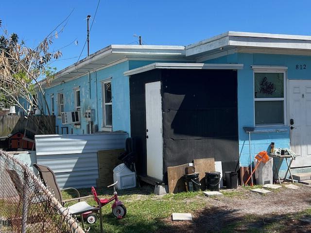 THIS CONCRETE BLOCK DUPLEX 3/1 AND 2/1 GREAT INVESTMENT OPPORTUNITY.
