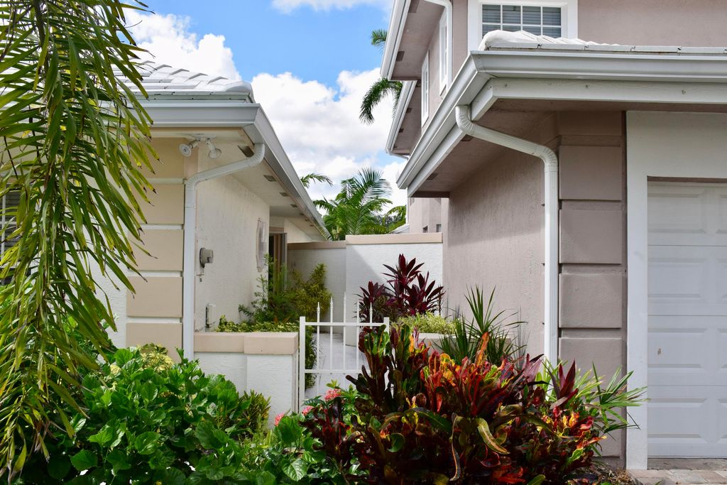 Photo of 210 Canterbury Drive W, Palm Beach Gardens, FL 33418 (MLS # R11107016)