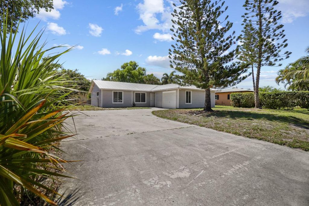 Photo of 19026 SE Mayo Drive, Jupiter, FL 33469 (MLS # R10991492)