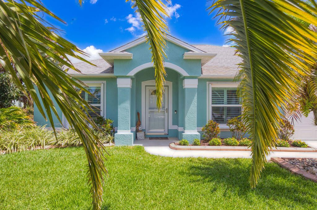 Photo of 613 SE Dean Terrace, Port Saint Lucie, FL 34984 (MLS # B26023617)