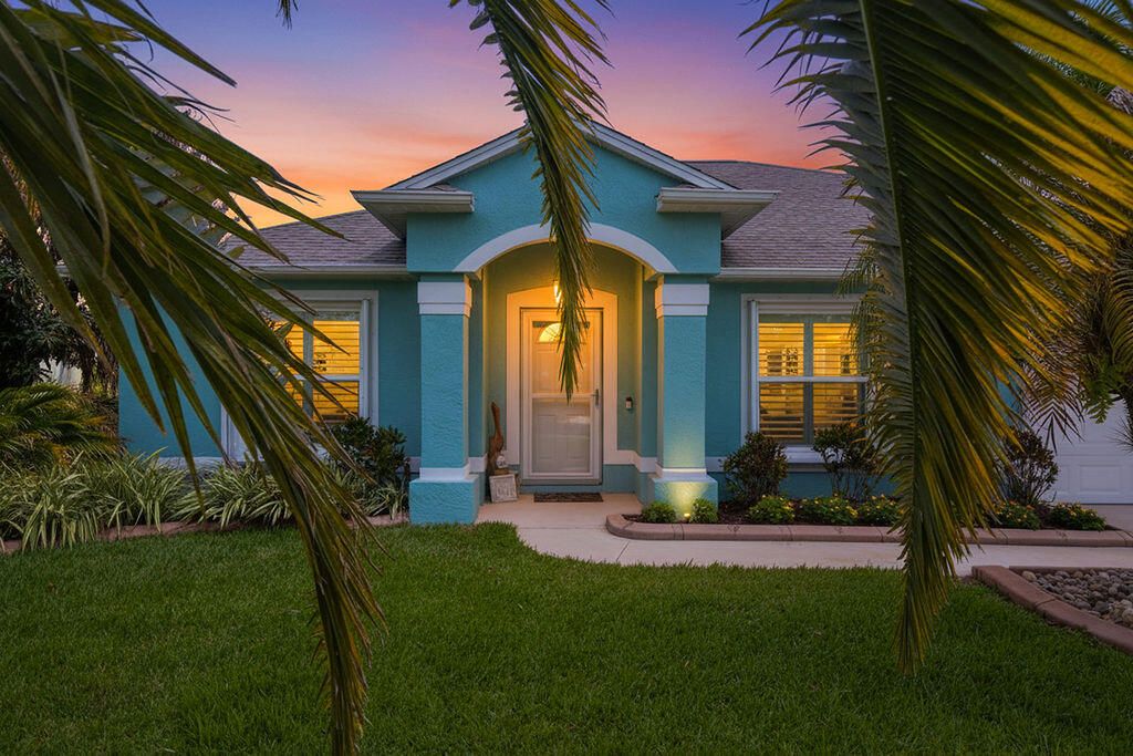 Photo of 613 SE Dean Terrace, Port Saint Lucie, FL 34984 (MLS # B26023617)